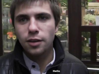 За деньги блондинка дает русским пикаперам в туалете кафе