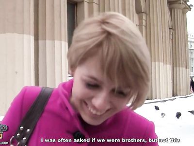 За деньги блондинка дает русским пикаперам в туалете кафе