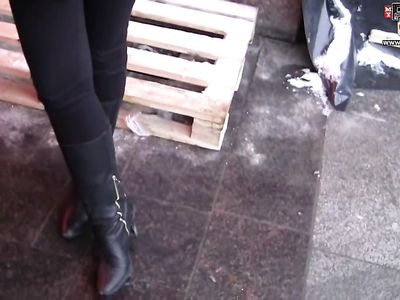 За деньги блондинка дает русским пикаперам в туалете кафе