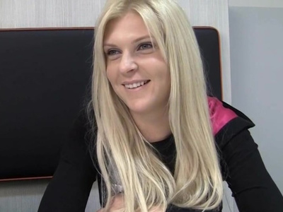 За деньги блондинка дает русским пикаперам в туалете кафе