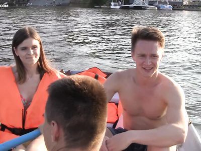 Секс втроем с русскими пикаперами в лодке на природе