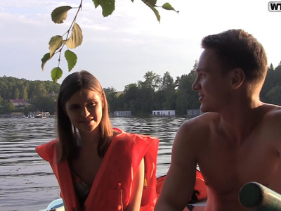 Секс втроем с русскими пикаперами в лодке на природе