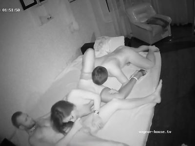 Крикливая русская сучка на каблуках обслужила двух парней на съемной хате