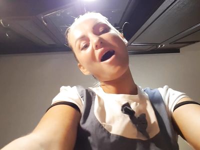 Длинноногая русская брюнетка в телесных колготках развратничает перед вебкой