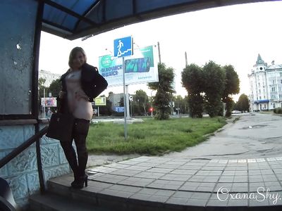 Жаркая русская милфа в сексуальных чулках позирует голой в общественных местах