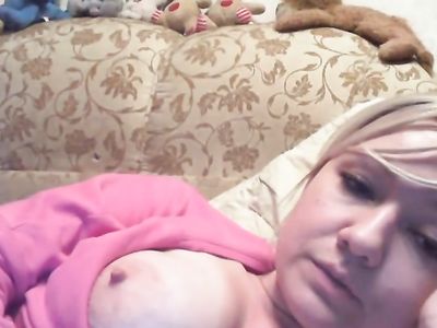 Жаркая порно мамка из Курска вывалила пышные сиськи на всеобщее обозрение