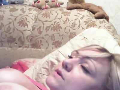 Жаркая порно мамка из Курска вывалила пышные сиськи на всеобщее обозрение