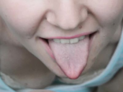 Раскованная русская баба сделала своему мужу минет крупным планом на природе