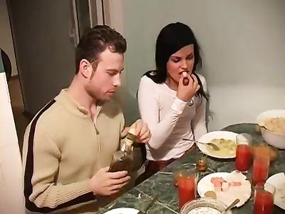 Без проблем раскрутил пьяную русскую брюнетку в чулках на секс на кухне