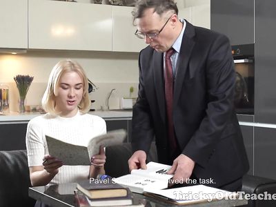 Обворожительная стройная девушка трахается с пожилым преподавателем