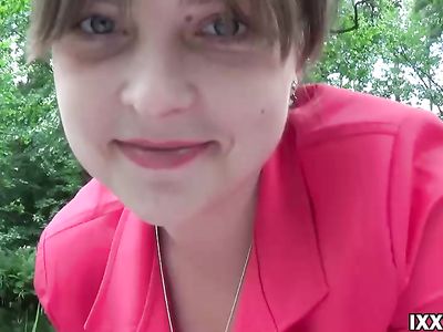 Оттрахал любимую девушку на берегу озера и спустил сперму в ее киску