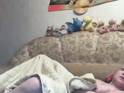 Мамка с большой натуральной грудью дрочит вагинальную дырочку перед вебкой