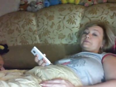 Русская мамаша ласкает пальчиками вагинальную дырочку перед веб камерой