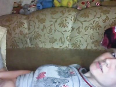 Русская мамаша ласкает пальчиками вагинальную дырочку перед веб камерой