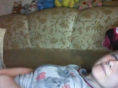 Русская мамаша ласкает пальчиками вагинальную дырочку перед веб камерой