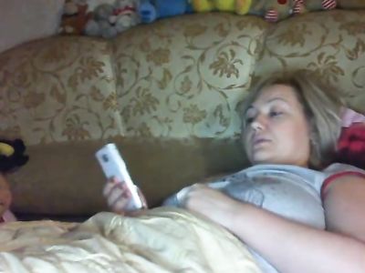 Русская мамаша ласкает пальчиками вагинальную дырочку перед веб камерой