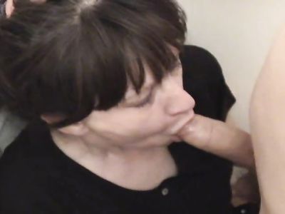 Молодой парень оприходовал зрелую русскую бабенку в нижнем белье