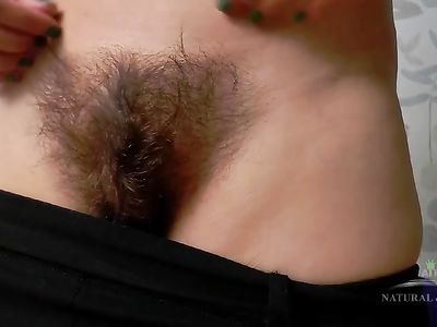 Молодая сучка сыграла на гитаре перед мастурбацией волосатой письки