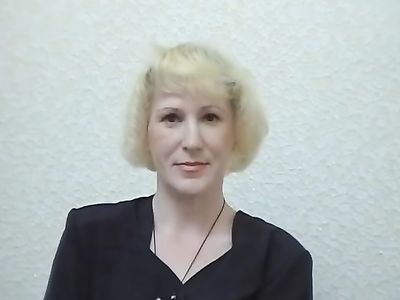 Взрослая блондинка пришла на порно кастинг и трахнулась с парнем на столе