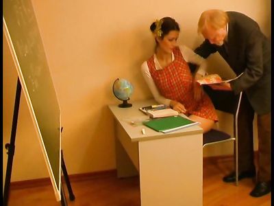 Старый бородатый преподаватель кувыркается с молоденькой студенткой в классе