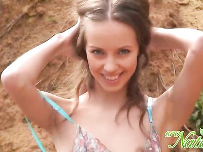Любвеобильная куколка Natasha S показывает волосатую киску и маленькую грудь