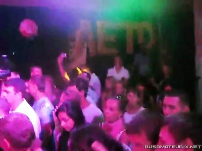 Молодые русские красавицы танцуют стриптиз в ночном клубе