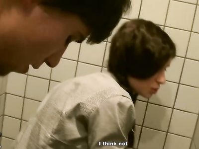 Русские пикаперы раскрутили брюнетистую незнакомку на секс в туалете