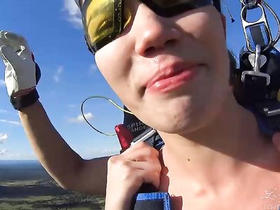 Красавица Lovenia Lux вместе со своими подругами прыгает с парашютом без одежды