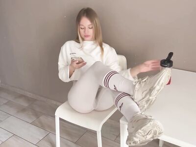 За закинутые ноги на стол парень раком отжарил наглую блондинку