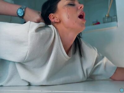 Вылизал сестре на кухне киску и там же отжарил раком до слез