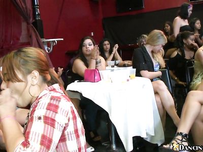 Довольные телки смотрят стриптиз и отсасывают члены