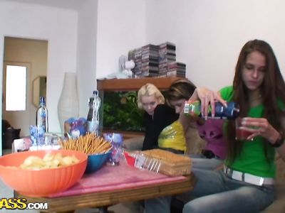 Чешские студенты устроили порно вечеринку и хорошо потрахались ч1