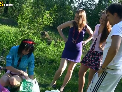 Вывезли знакомых студенток на машинах в лес и трахнули ч1