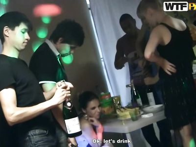 Порно дискотека студентов с групповым сексом на квартире ч1