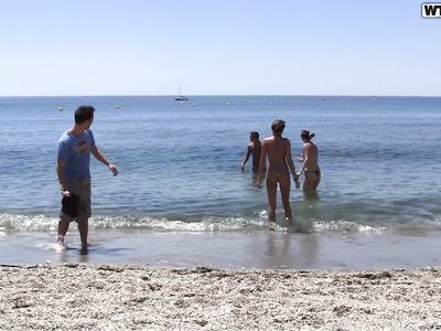 Красивых миниатюрных студенток трахают под открытым небом ч2