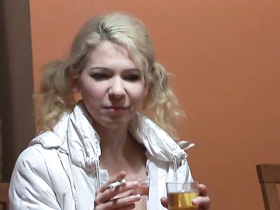 Споив молодую блондинку пустили ее дырочку по кругу ч1