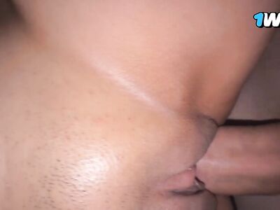 Длинным твердым членом долбит любовницу в выбритую киску