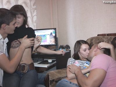 Русские свингеры неплохо потрахались вчетвером в комнате