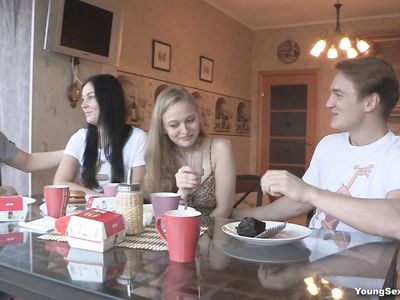 Пообедали и занялись страстным групповым сексом на кухне