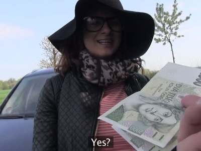 Брюнетка в шляпке и очках за деньги отдалась пикаперу