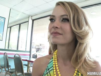 Мужики без особых проблем довели молодую девушку до сквиртинга