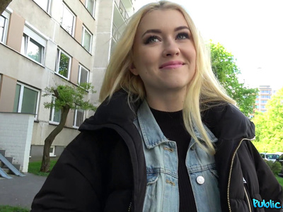 Пикапер развел глупую блондинку и трахнул на поляне в лесу