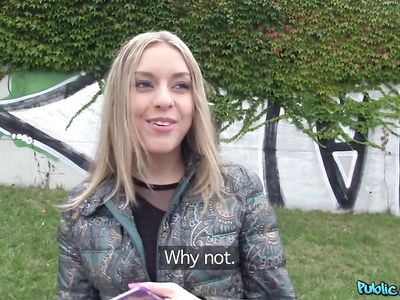 Красивая соска села в машину к пикаперу и тот ее там трахнул