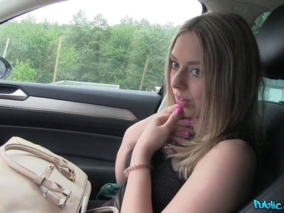 Красивая соска села в машину к пикаперу и тот ее там трахнул