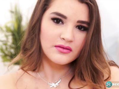 Толстушка с большими сиськами раздевается и трогает свое тело