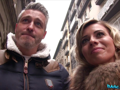 Пикапер трахает в отеле чужую жену пока муж стоит за дверью