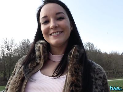 За деньги засадил в машине снимая свой пикап на камеру