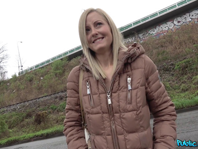 Пикапер снял красивую блондинку и трахнул ее на улице