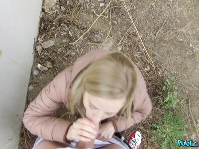 Пикапер снял красивую блондинку и трахнул ее на улице
