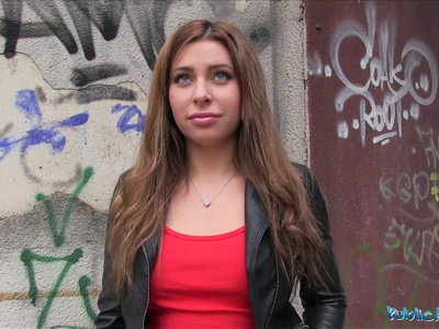 Русская телка за бабки легко отдалась пикаперу в подсобке